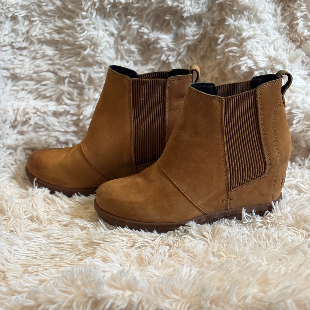 Sorel Joan waterproof Chelsea boot in velvet tan with gum sole. Size 9
